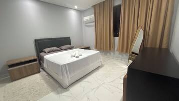 Tabla de planchar con plancha, wifi, ropa de cama