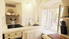 冷蔵庫、電子レンジ、オーブン、コンロ