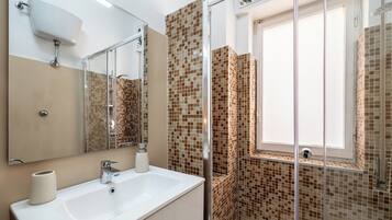 Doccia, bidet, asciugamani
