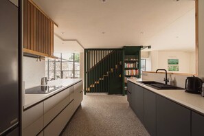 ثلاجة، فرن، موقد طهي مسطح، غسالة أطباق