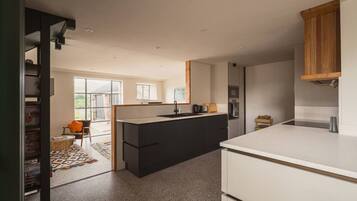 Fridge, oven, stovetop, dishwasher