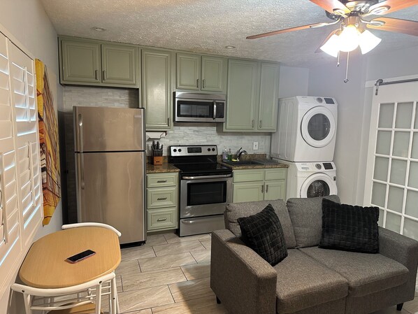 Living area - Modern Stay Near Downtown ATL (Atlanta)