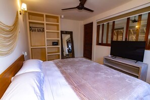 2 عدّة غرف نوم وخزنة داخل الغرفة ومكواة/لوح كي وسرير سفر