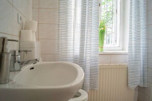 Douche, séchoir à cheveux, serviettes fournies, savon