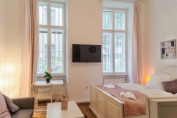 5 bedrooms, WiFi, bed sheets