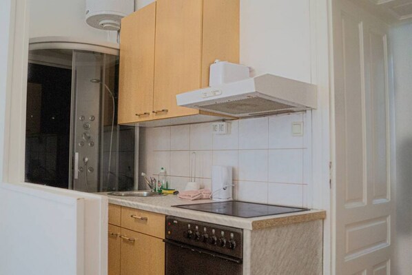 Fridge, microwave, stovetop, coffee/tea maker