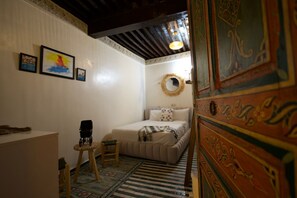 Habitación cuádruple Deluxe, vistas al patio | Espacio para trabajar con un portátil y wifi gratis