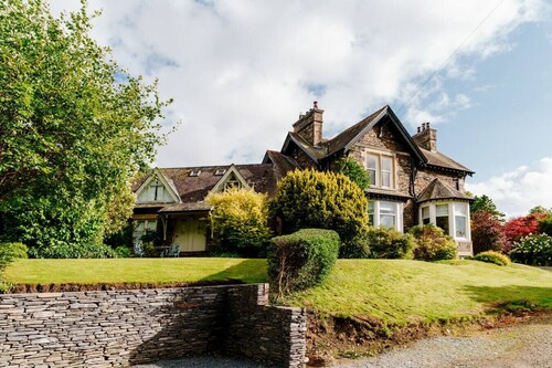 A cosy bolthole for two between Windermere and Bowness, simple and ideal for exploring the Lakes.