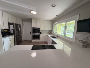 ثلاجة، ميكروويف، فرن، موقد طهي مسطح