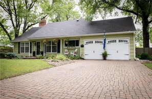 Exterior - Clean and Updated 4 bedroom home in heart of Prairie Village (Prairie Village)