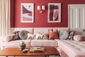 Televisión, chimenea, libros