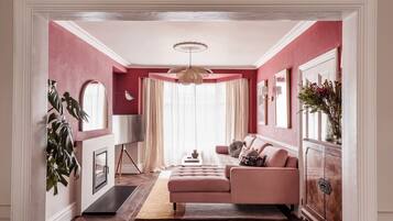 Télévision, cheminée, livres