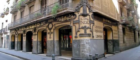 تفاصيل الفندق من الخارج