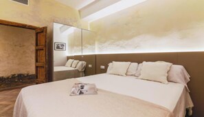 3 bedrooms, in-room safe, desk, iron/ironing board