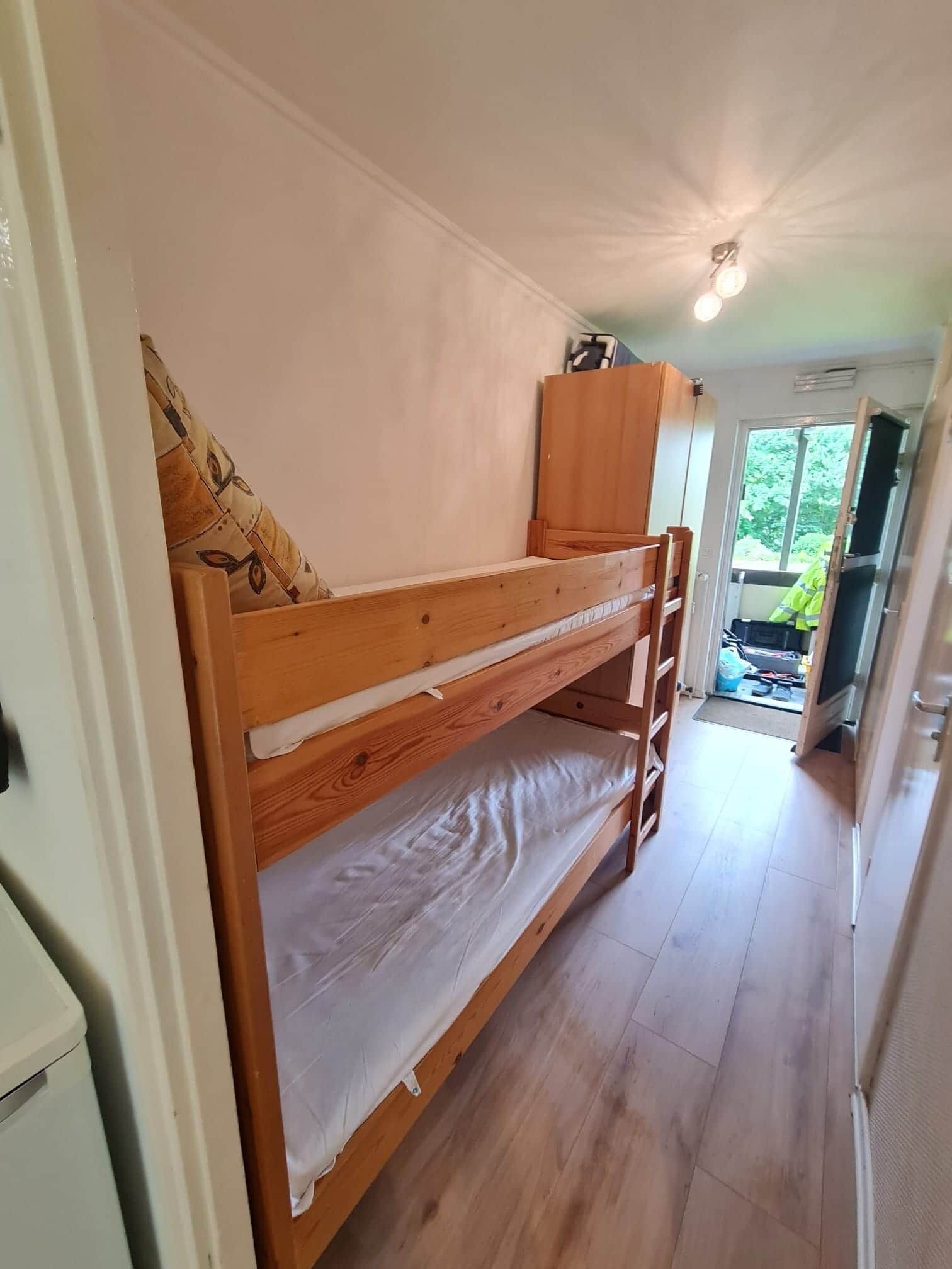 1 slaapkamer, een strijkplank/strijkijzer, wifi