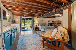 5 bedrooms, WiFi, bed sheets