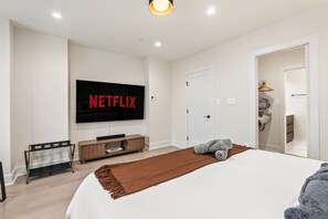 5 bedrooms, desk, iron/ironing board, WiFi - 5BR Entire Home | 2 Kitchens + Outdoor Area (Washington)