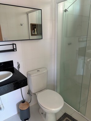Douche, serviettes fournies, papier de toilette