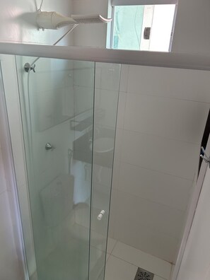 シャワー、タオル、トイレットペーパー