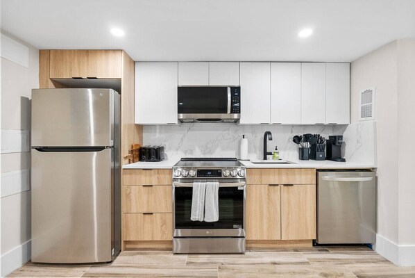 Réfrigérateur, four à micro-ondes, un four, surface de cuisson