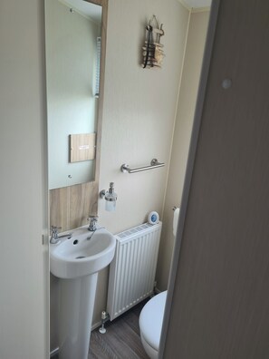 Shower, hair dryer, towels - 3 Bed Lodge - Sleeps 6 - Parking - Pets - Wifi (Millom)