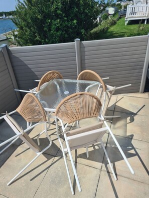 Outdoor dining - 3 Bed Lodge - Sleeps 6 - Parking - Pets - Wifi (Millom)