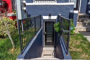 Exterior detail - 2BR Garden Apt -Walkable DC (Washington)