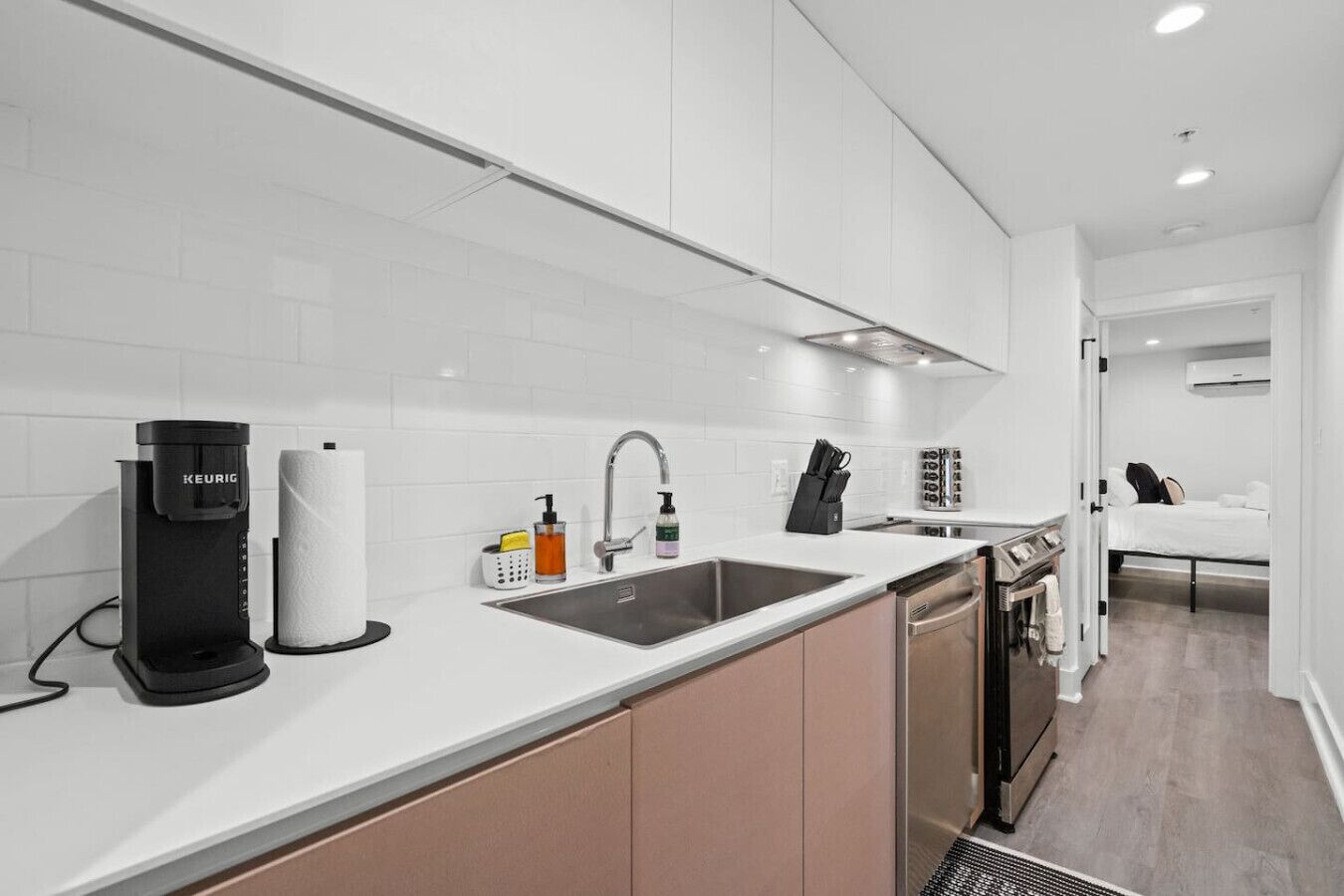 冷蔵庫、電子レンジ、オーブン、コンロ