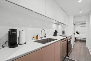 Réfrigérateur, four à micro-ondes, un four, surface de cuisson