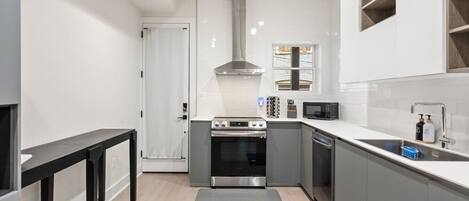 Frigorífic, microones, forn i placa de cuina