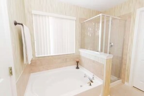 Douche, serviettes fournies, savon, papier toilette