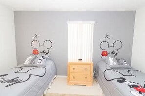 4 bedrooms, iron/ironing board, WiFi, bed sheets - Santos Vacation Villa 12 miles to Disney Spring (Davenport)