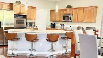 雪櫃、微波爐、焗爐、爐具