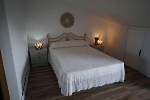 8 slaapkamers, een strijkplank/strijkijzer, wifi, beddengoed