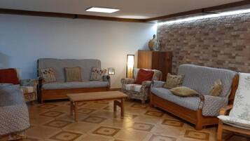Una televisión, una chimenea