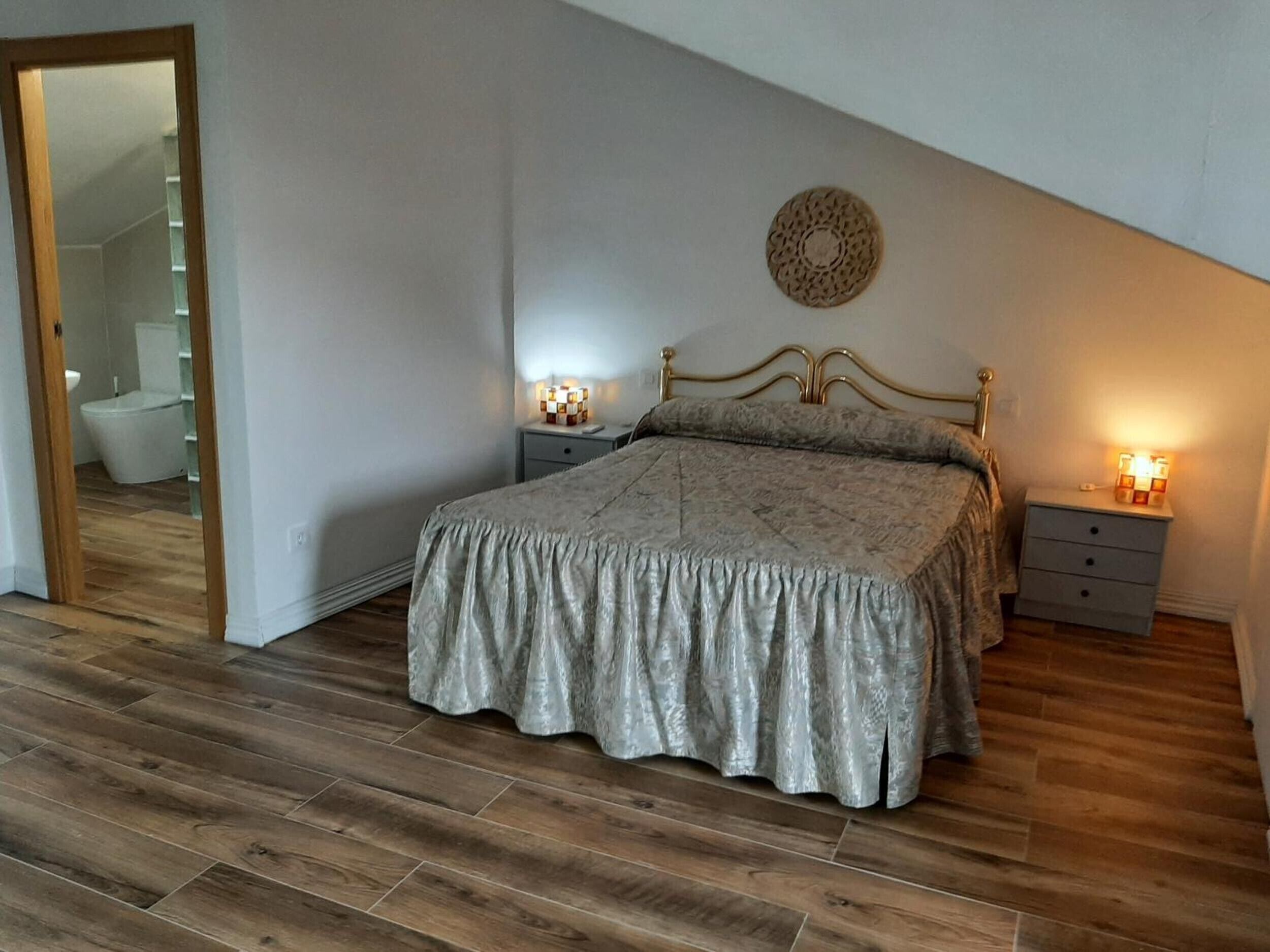 8 bedrooms, iron/ironing board, WiFi, bed sheets