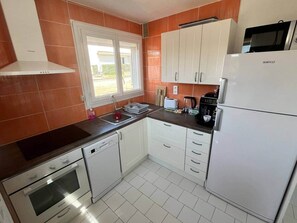 Refrigerador, horno, lavavajillas y utensilios de cocina