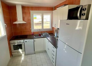 Kühlschrank, Ofen, Geschirrspüler, Kochgeschirr/Geschirr/Besteck