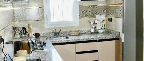 Frigorifero, forno, piano cottura, macchina per tè/caffè