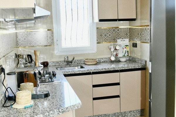 Kühlschrank, Ofen, Herdplatte, Wasserkocher mit Kaffee-/Teezubehör