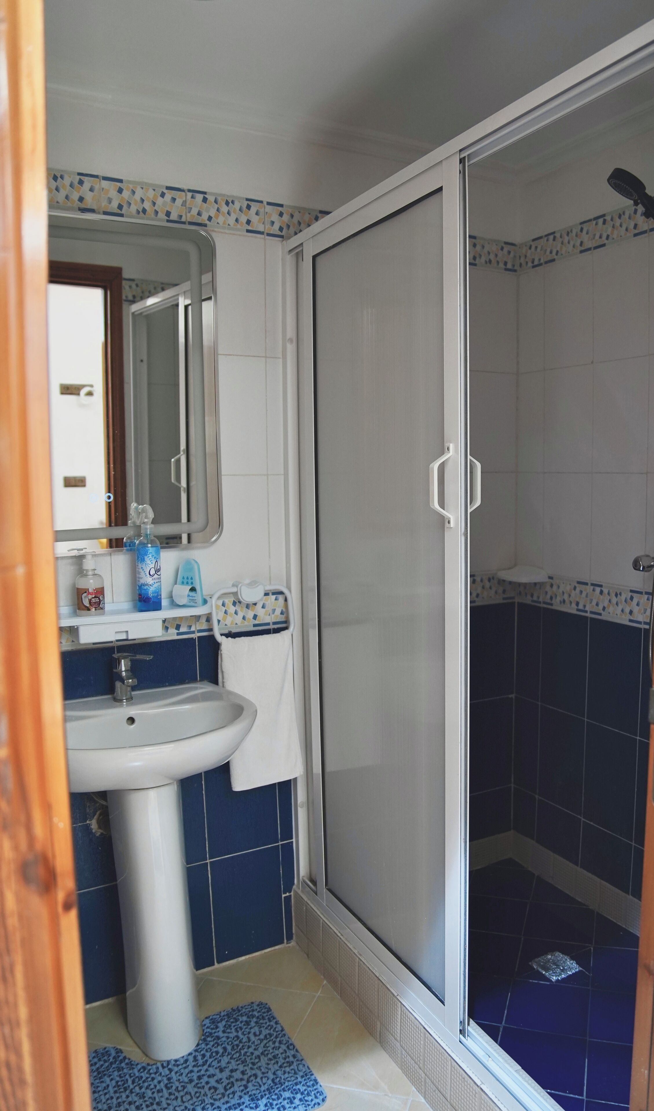 吹风机、毛巾、肥皂、卫生纸