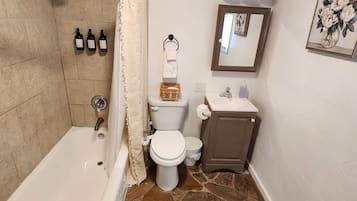 Bidet, serviettes fournies, savon, shampoing