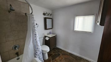 Bidet, asciugamani, sapone, shampoo