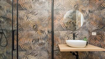 Douche, sĂšche-cheveux, serviettes fournies