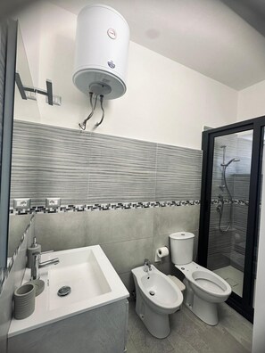 Douche, séchoir à cheveux, serviettes fournies