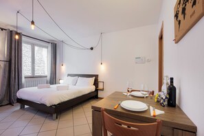 Een strijkplank/strijkijzer, gratis wifi, beddengoed
