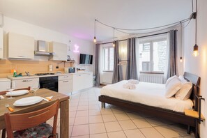 Een strijkplank/strijkijzer, gratis wifi, beddengoed