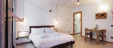 Iron/ironing board, free WiFi, bed sheets