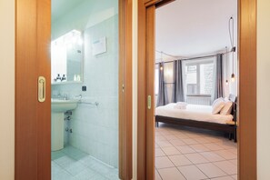 Dusche, Haartrockner, Bidet, Handtücher