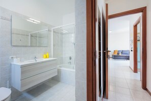 Dusche, Haartrockner, Bidet, Handtücher